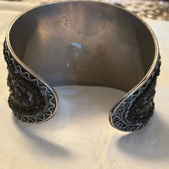 HUGE SALE! PAIR (2) VINTAGE CUFF BRACELETS BLACK/SILVER TONE - Picture 9 of 10